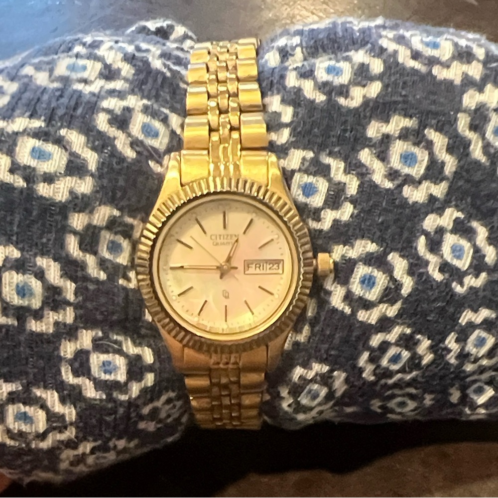 Citizen ladies, quartz watch with mother of Pearl and indigo glow